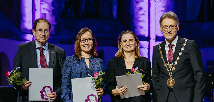 Die Prorektor_innen, Prof. Dr. Helmut Weiß, Prof. Dr.-Ing. Manja Krüger, Prof. Dr. Dina Kuhlee, sowie der Rektor der Universität Magdeburg, Prof. Dr. Jens Strackeljan, bei der feierlichen Ernennung (v.l.n.r.) (Foto_Jana Dünnhaupt_Universität Magdeburg).